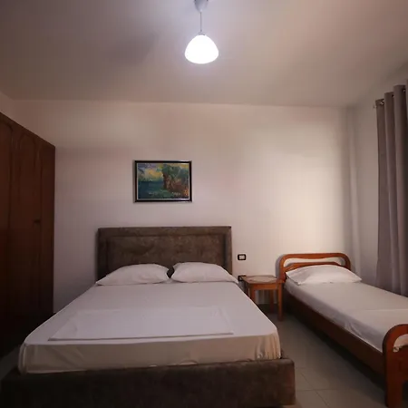 Viron Apartament Appartement Himare Buitenkant foto